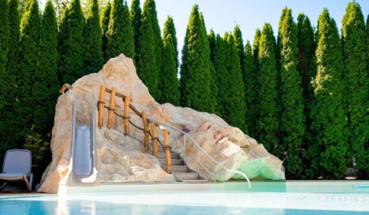 Slovenský raj má novú atrakciu, bazén s vodopádom pripomína starobylú priekopu pri Akropole – FOTO