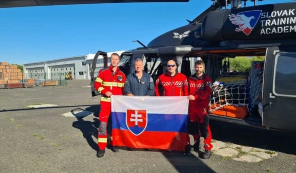 Slovenskí hasiči vyrazili do Španielska, pri hasení požiarov budú pomáhať s vrtuľníkom Black Hawk – FOTO