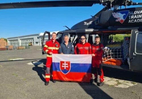 Slovenskí hasiči vyrazili do Španielska, pri hasení požiarov budú pomáhať s vrtuľníkom Black Hawk – FOTO