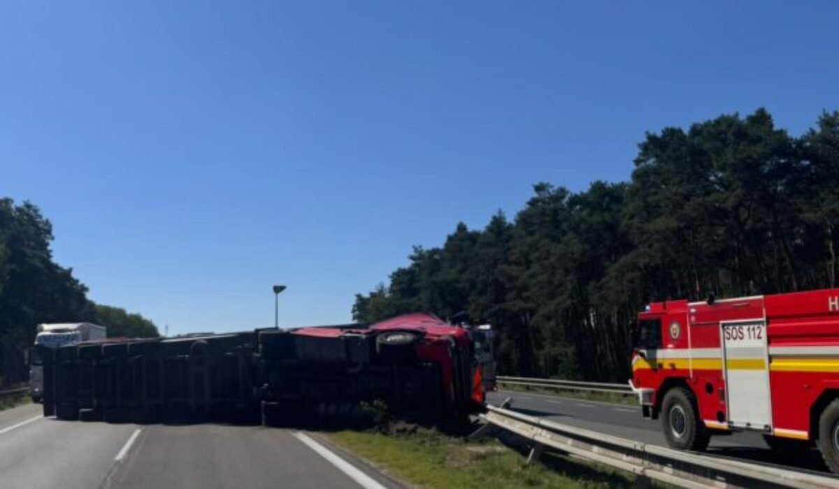 Na diaľnici D2 sa prevrátil kamión, úsek úplne uzavreli – FOTO