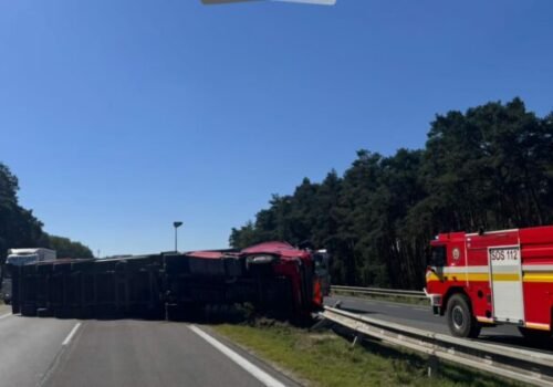 Na diaľnici D2 sa prevrátil kamión, úsek úplne uzavreli – FOTO