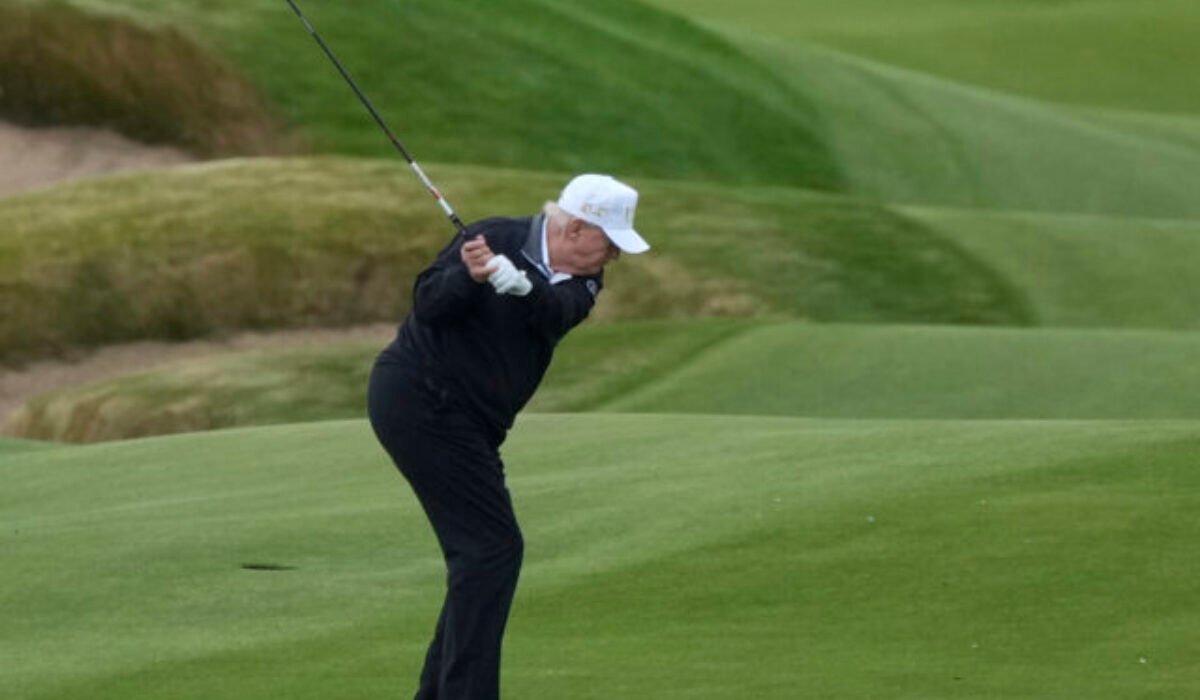 Zelenskyj daroval Trumpovi golfovú palicu vojaka, ktorý prišiel o nohu