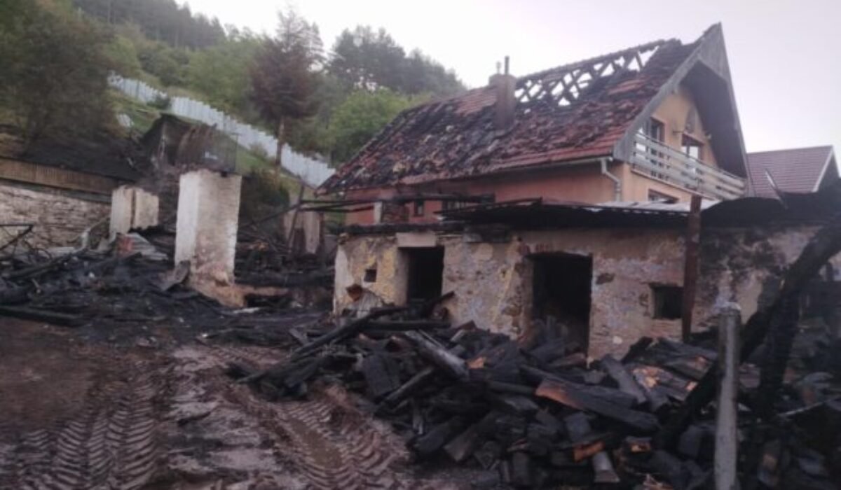 Pri požiari v Hrišovciach zhorel dom aj tri stavby, škody presiahli 130-tisíc eur – FOTO