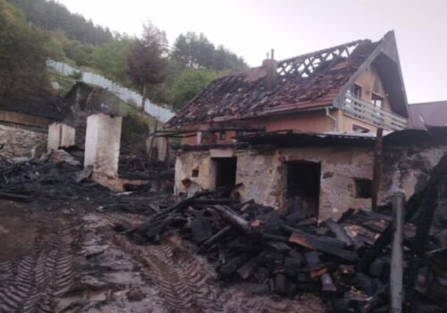 Pri požiari v Hrišovciach zhorel dom aj tri stavby, škody presiahli 130-tisíc eur – FOTO