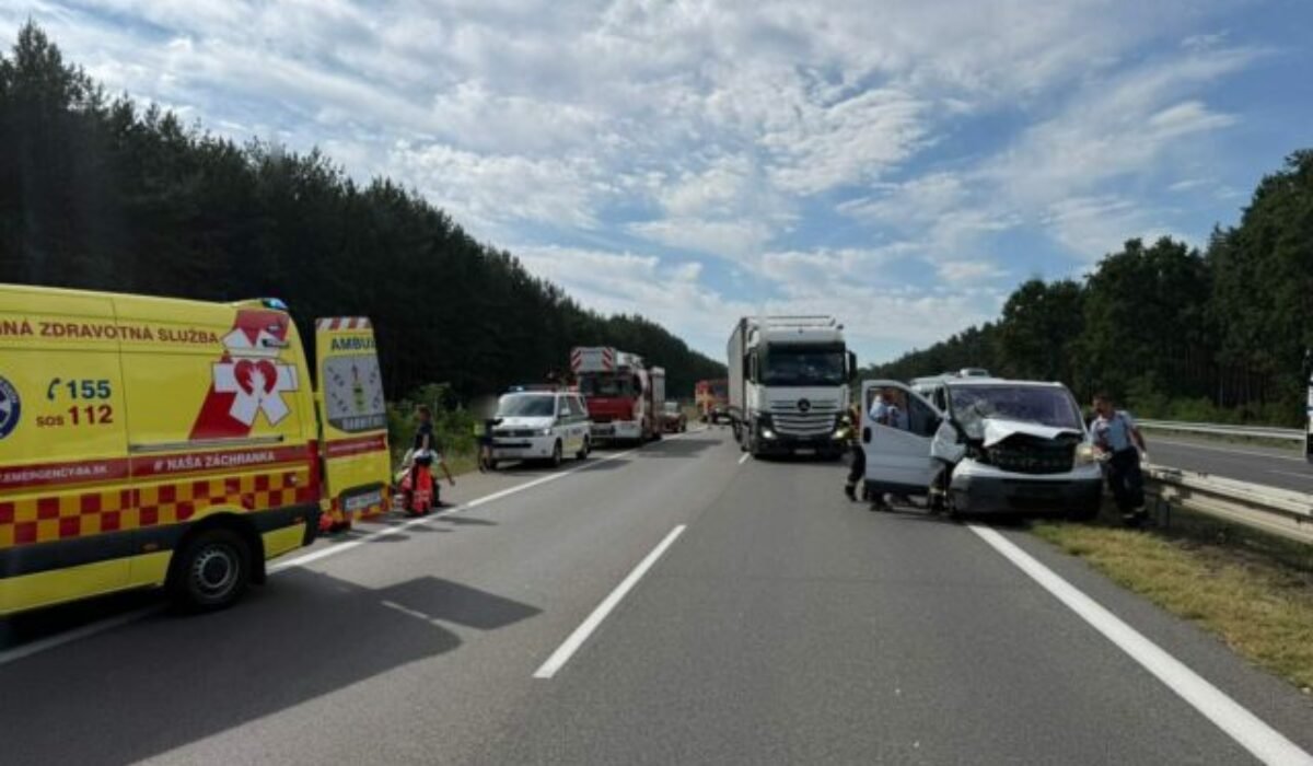 Na diaľnici D2 došlo k zrážke kamióna s autom, cesta je v danom úseku neprejazdná – FOTO