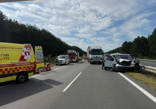 Na diaľnici D2 došlo k zrážke kamióna s autom, cesta je v danom úseku neprejazdná – FOTO