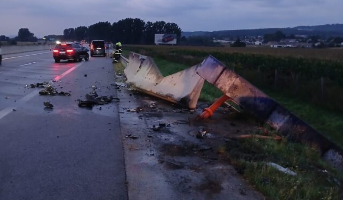 Hasiči zasahovali pri vážnej nehode na D1. Auto dostalo šmyk a narazilo do betónových zábran, zranili sa aj deti – FOTO