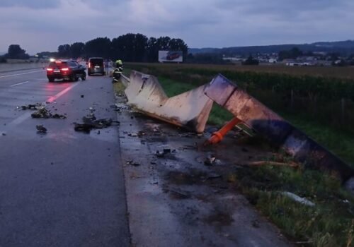 Hasiči zasahovali pri vážnej nehode na D1. Auto dostalo šmyk a narazilo do betónových zábran, zranili sa aj deti – FOTO