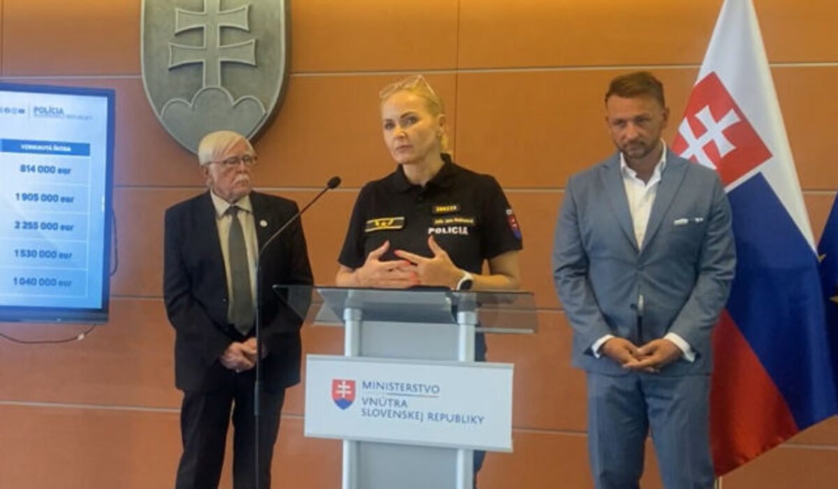 Policajná prezidentka Maškarová skolabovala počas tlačovej konferencie – VIDEO