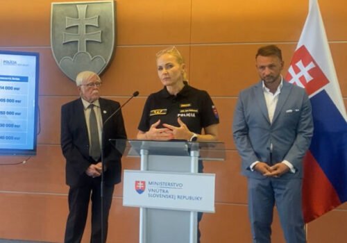 Policajná prezidentka Maškarová skolabovala počas tlačovej konferencie – VIDEO