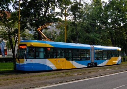 V Košiciach sa zrazilo auto s električkou, na mieste zasahujú hasiči aj záchranári – FOTO