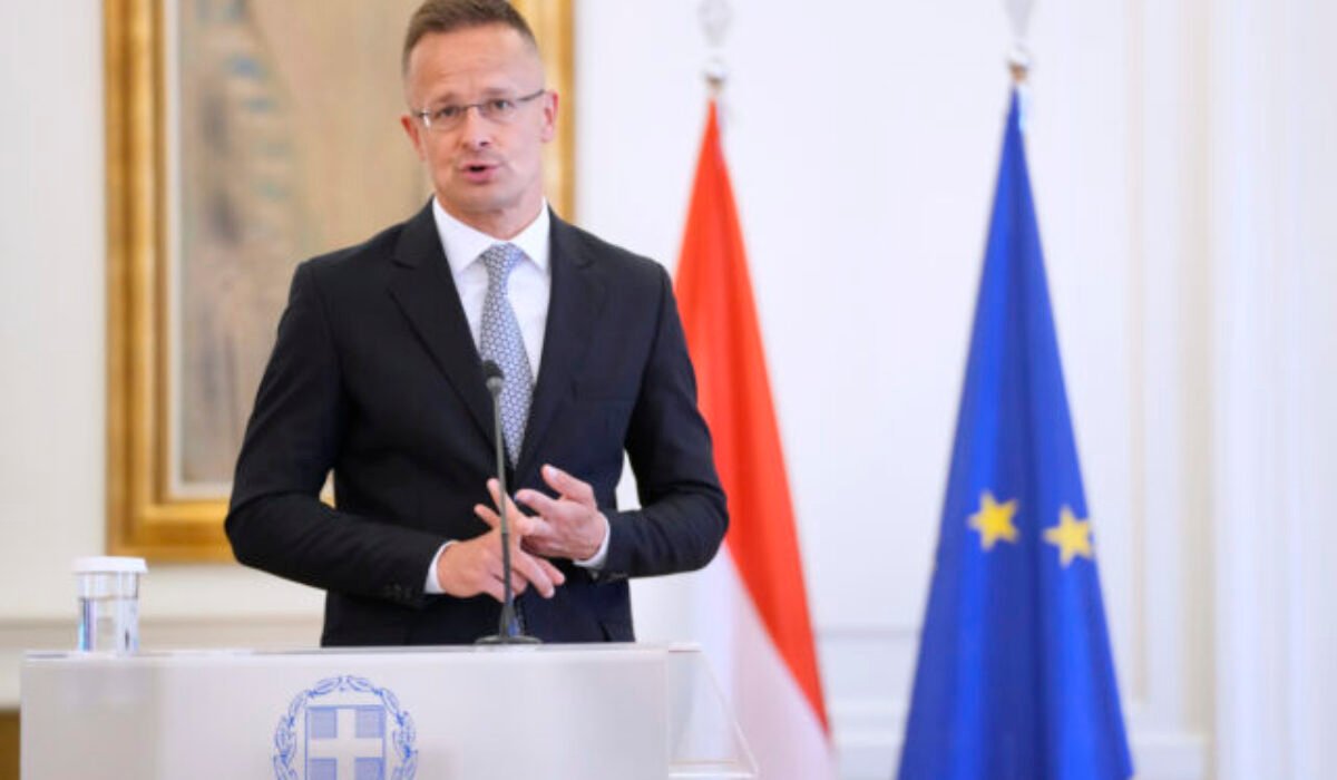 Šéf maďarskej diplomacie vyhlásil, že Budapešť je pripravená hostiť mierové rozhovory o Ukrajine