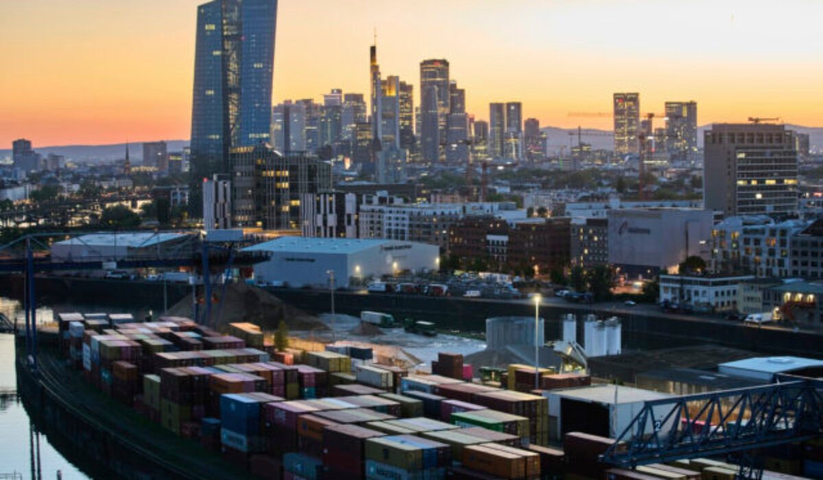 Podnikateľská aktivita v eurozóne stúpla na 15-mesačné maximum