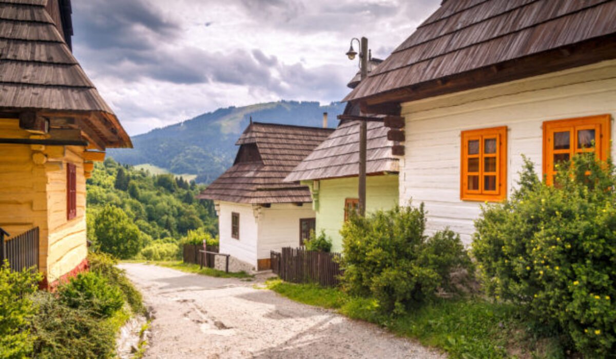 20874_gettyimages-935301728-640x420.jpg Piesne, kroje a remeslá. Vlkolínec ožije tradičnou svadbou z minulosti