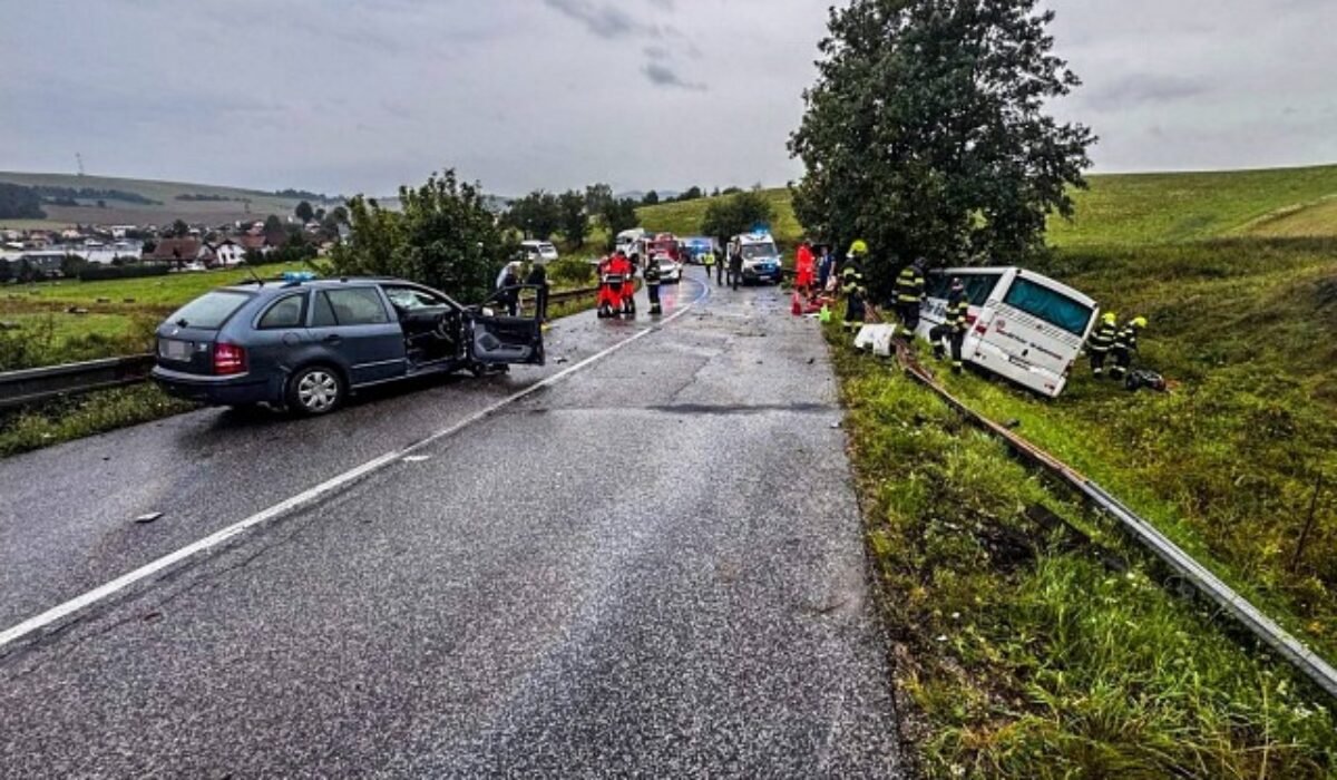 21020_nehoda2.jpg Na Spiši došlo k vážnej nehode auta a autobusu, cesta je obojsmerne neprejazdná – FOTO
