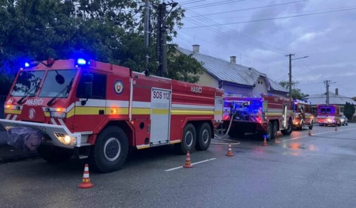 V Košiciach horel rodinný dom, prácu hasičov komplikovali nahromadené odpadky pred domom aj v interiéri