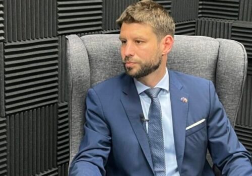 Šimečka: Ficova vláda sa vedome snaží zatiahnuť Slovensko do izolácie a preč od Európy – VIDEO