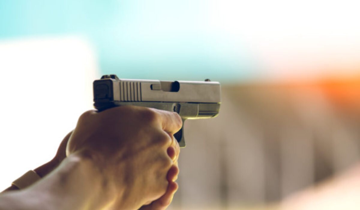 Žena sa v Piešťanoch vyhrážala so zbraňou v ruke, policajti ju zadržali a zistili, že išlo o atrapu