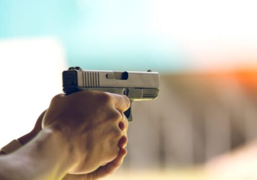 Žena sa v Piešťanoch vyhrážala so zbraňou v ruke, policajti ju zadržali a zistili, že išlo o atrapu