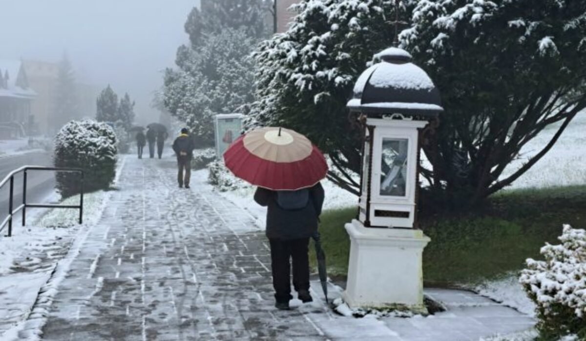 Prvý sneh v Tatrách prišiel nezvyčajne skoro. Na Lomnickom štíte namerali –6,5 °C a horské chaty sa zobudili do biela