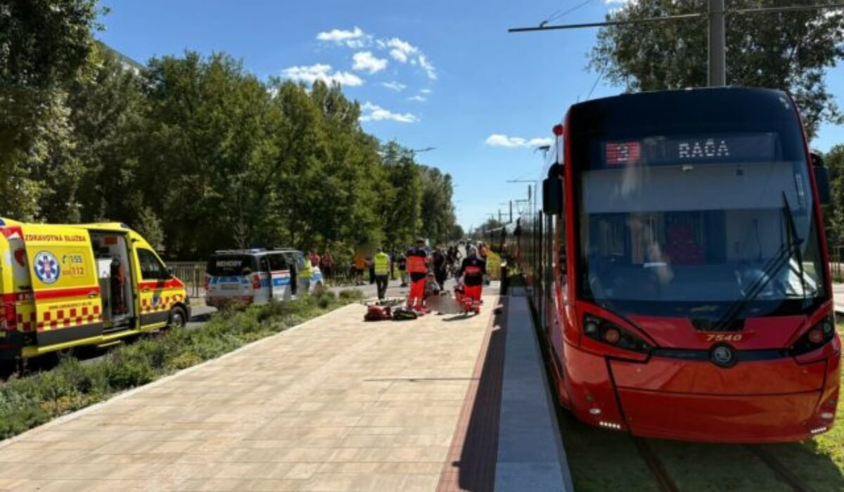 21517_elektricka-640x420.jpg Smrteľná nehoda v Bratislave, električka zrazila 85-ročného cyklistu na koľajisku — FOTO