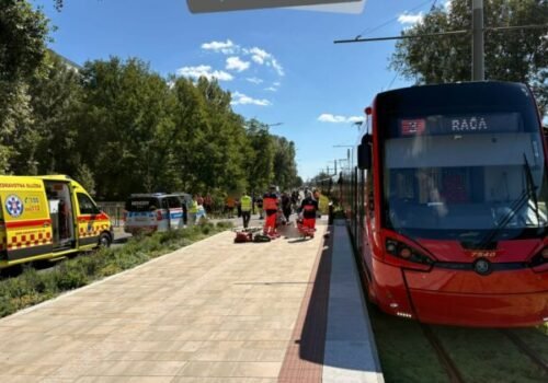 Smrteľná nehoda v Bratislave, električka zrazila 85-ročného cyklistu na koľajisku — FOTO