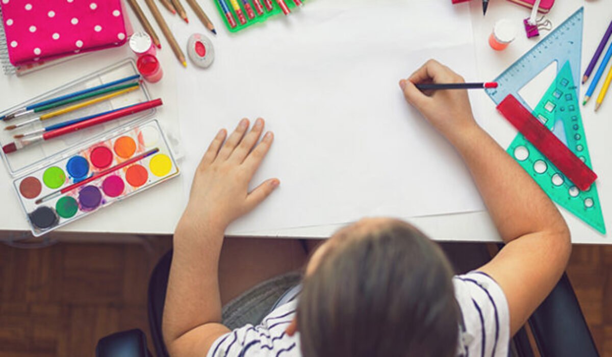 Tesco venuje rodičom školákov 61-tisíc eur na pomôcky aj deň voľna