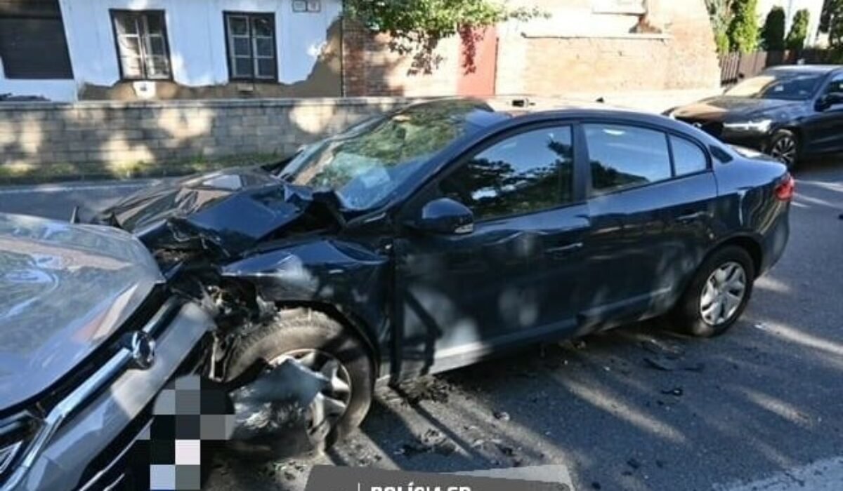 21850_a-elna-zraaka-dvoch-aut-v-malackach-640x420.jpg Šesťročné dievčatko utrpelo pri čelnej zrážke viaceré ťažké zranenia, v aute nebolo pripútané – FOTO