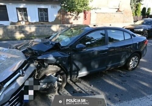 Šesťročné dievčatko utrpelo pri čelnej zrážke viaceré ťažké zranenia, v aute nebolo pripútané – FOTO