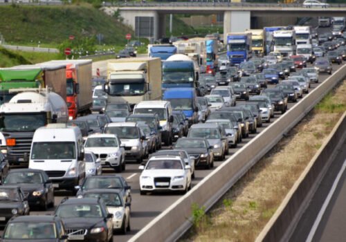 Autobus s 50 ľuďmi na palube sa na diaľnici zrazil s kamiónom