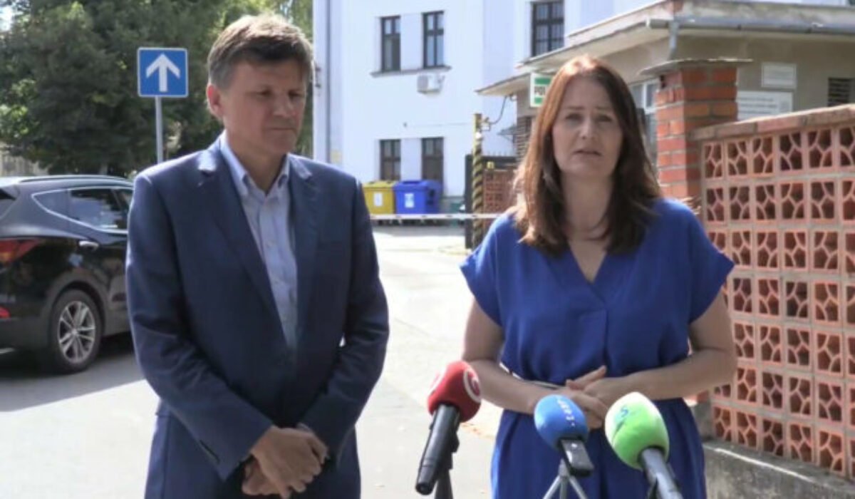 21860_hlina-holeckova-640x420.jpg Hlina a Holečková vypovedali na polícii pre údajné ohováranie v kauze podozrivých výmen pozemkov – VIDEO