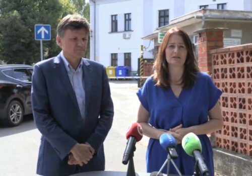 Hlina a Holečková vypovedali na polícii pre údajné ohováranie v kauze podozrivých výmen pozemkov – VIDEO