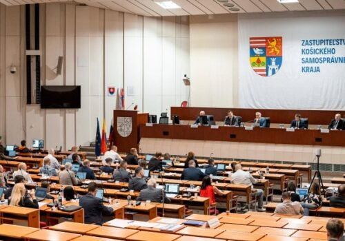 Zastupiteľstvo Košického kraja rokovalo najmä o úprave rozpočtu, zasadnutie však sprevádzala protestná akcia – VIDEO, FOTO