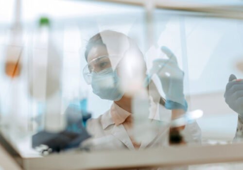 Zamestnávatelia sú znepokojení útokmi na vedcov zo strany politikov, žiadajú rešpekt voči ich práci