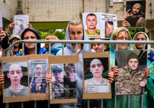 Zajatému Ukrajincovi Rusi podrezali hrdlo a hodili ho do jamy s mŕtvymi, zázrakom prežil