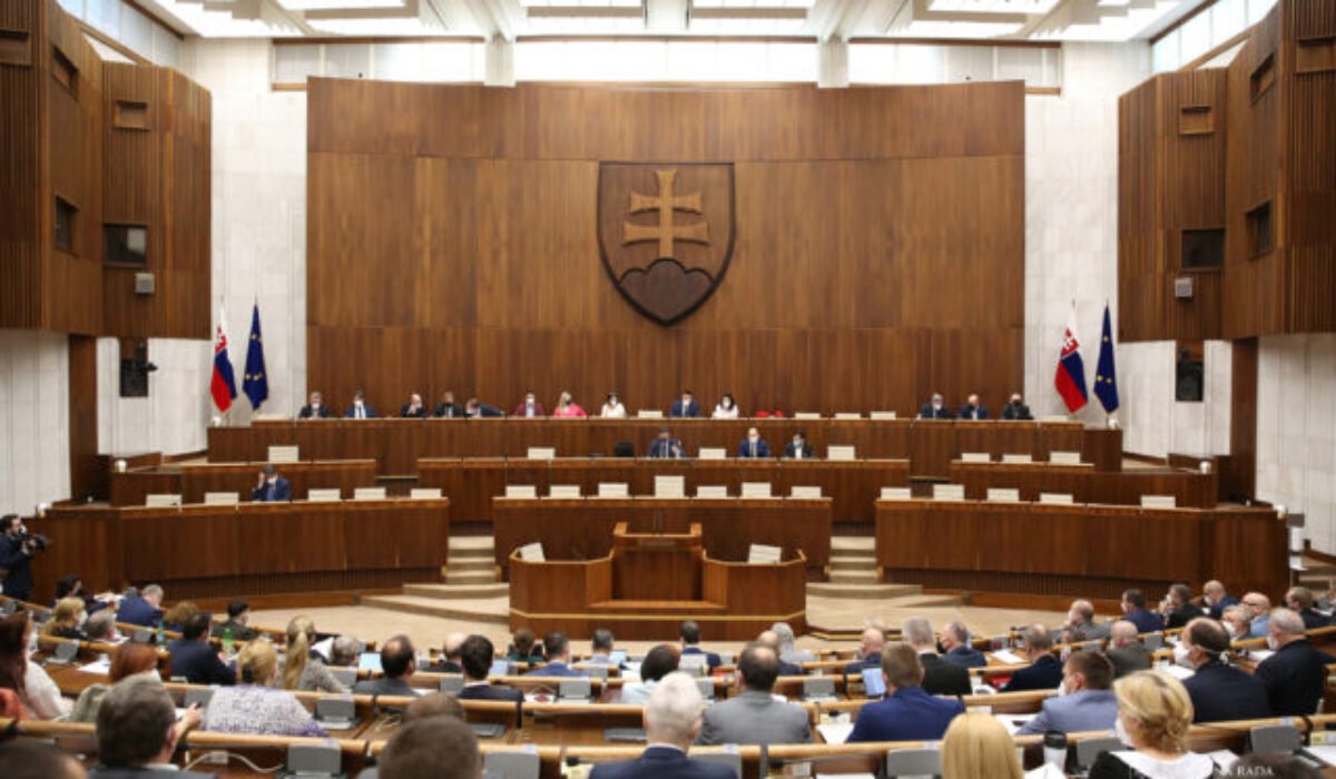 Poslanecké návrhy s dopadom na celú spoločnosť sa podľa Via Iuris nemôžu prijímať bez diskusie