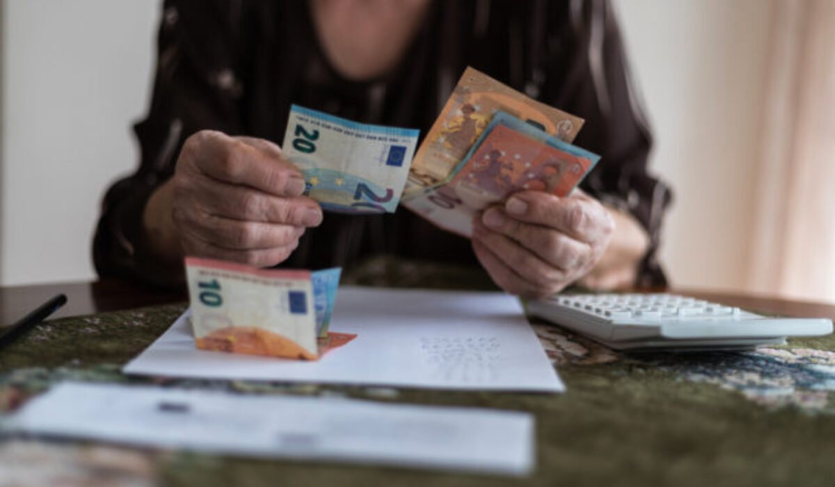 Seniorku vo Vranove nad Topľou pripravili podvodníci o 30-tisíc eur, polícia po páchateľoch stále pátra – FOTO