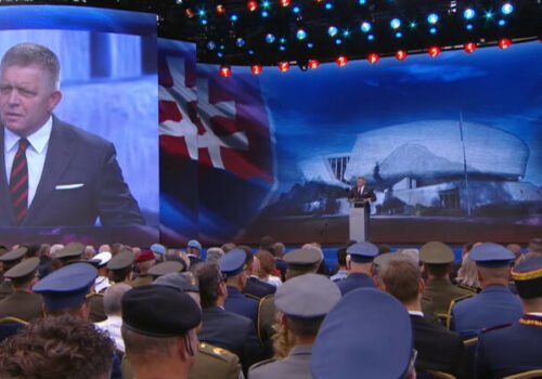 Fašizmus a nacizmus nebol ani potlačený, ani potrestaný. Odkaz SNP je podľa Fica slovenský, veľkolepý a suverénny – VIDEO