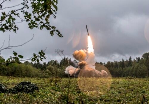 Rusko v noci na sobotu na Ukrajinu zaútočilo 582 dronmi a raketami