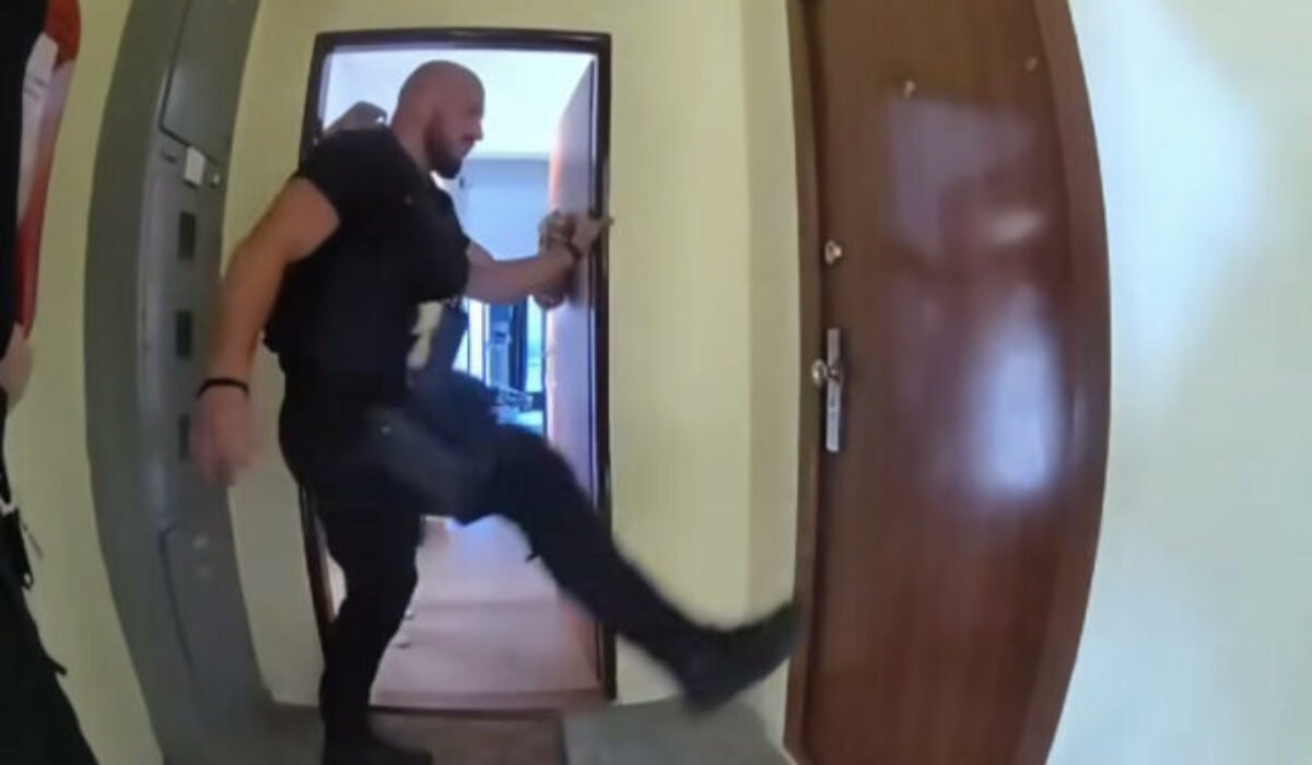 Seniorovi v Košiciach išlo o život. Policajti otvorili byt a postarali sa o neho do príchodu záchranárov – VIDEO