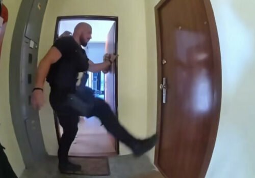 Seniorovi v Košiciach išlo o život. Policajti otvorili byt a postarali sa o neho do príchodu záchranárov – VIDEO