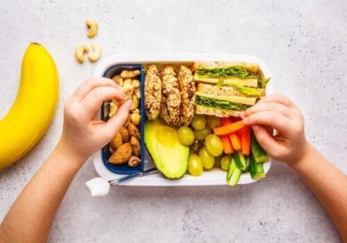 Českí školáci raňajkujú a desiatujú pravidelnejšie než slovenskí, no majú väčšiu záľubu v sladených nápojoch