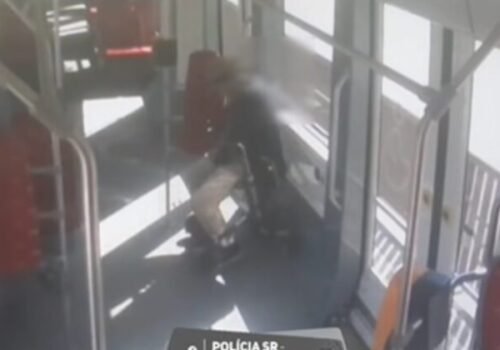 Muž s chodítkom v Bratislave obťažoval cestujúcich v MHD, skončil za mrežami – VIDEO