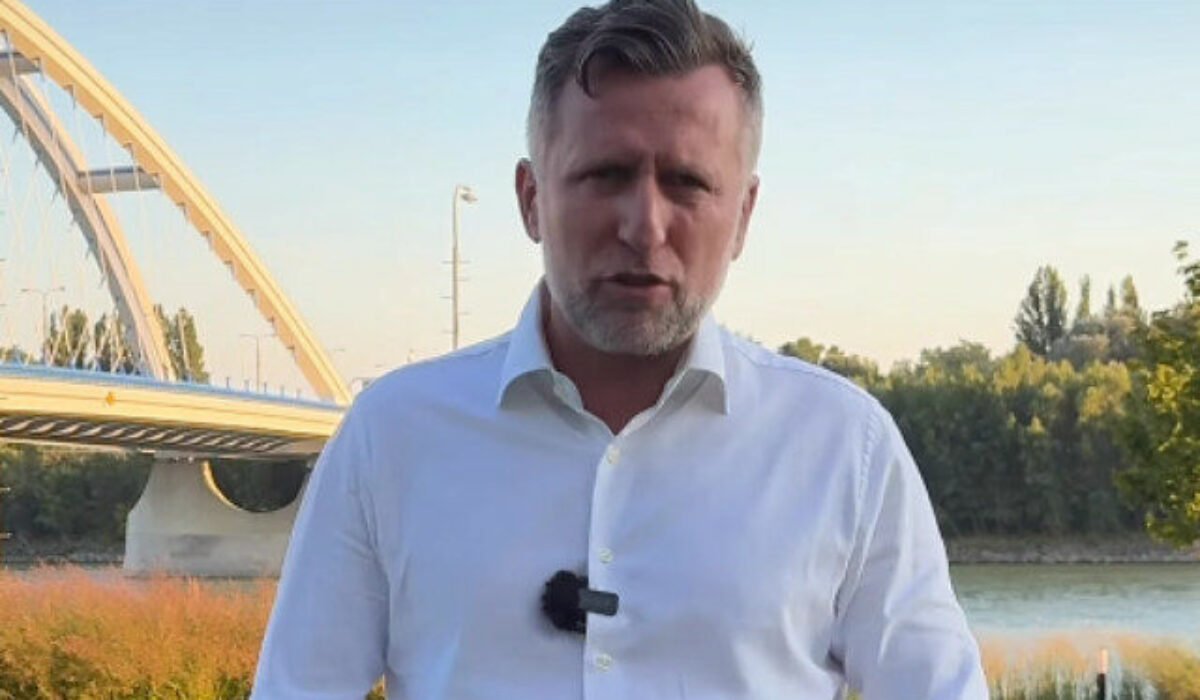Winkler vypustil do Dunaja lodičky zo 100-eurových bankoviek, chcel znázorniť „utopené“ mestské peniaze – VIDEO, FOTO