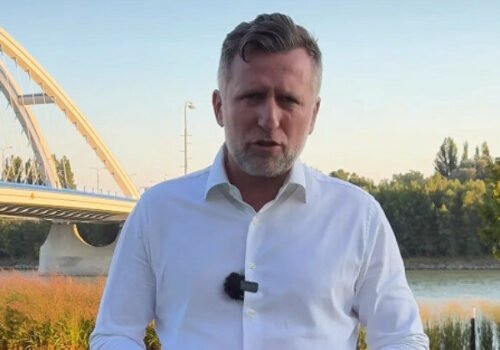 Winkler vypustil do Dunaja lodičky zo 100-eurových bankoviek, chcel znázorniť „utopené“ mestské peniaze – VIDEO, FOTO