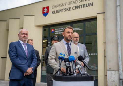 Senica má nové klientske centrum Okresného úradu, otvorilo ho ministerstvo Šutaja Eštoka – VIDEO, FOTO