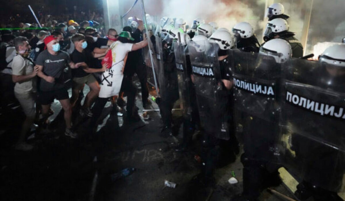 Tisíce ľudí protestovali v srbskom Novom Sade, polícia použila slzotvorný plyn aj omračujúce granáty