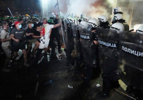 Tisíce ľudí protestovali v srbskom Novom Sade, polícia použila slzotvorný plyn aj omračujúce granáty