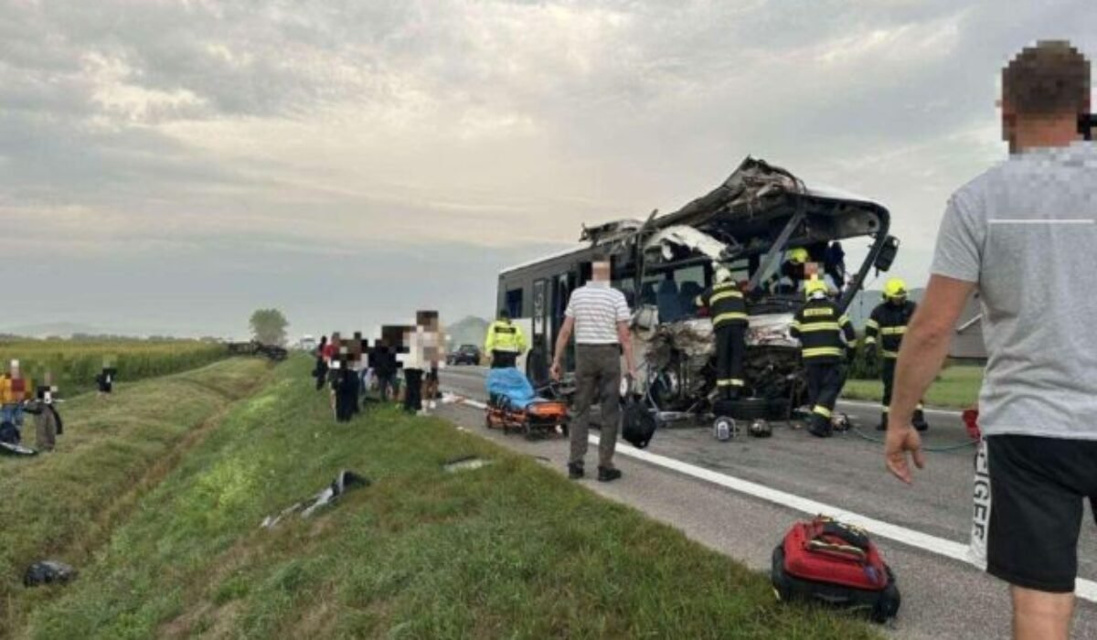 Pri obci Drienovec došlo k zrážke kamióna s autobusom, na mieste zasahuje aj vrtuľník – FOTO