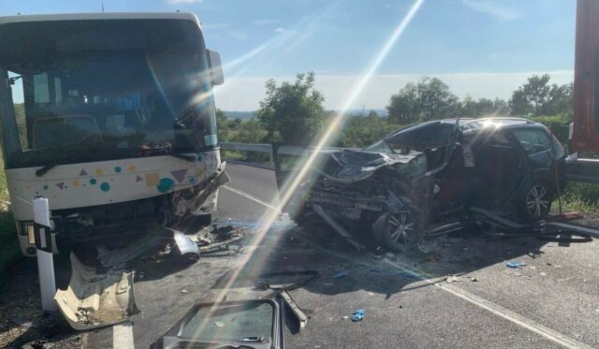 Vodiča osobného vozidla po zrážke s autobusom v Hlovocvi museli s vážnymi zraneniami transportovať vrtuľníkom – FOTO